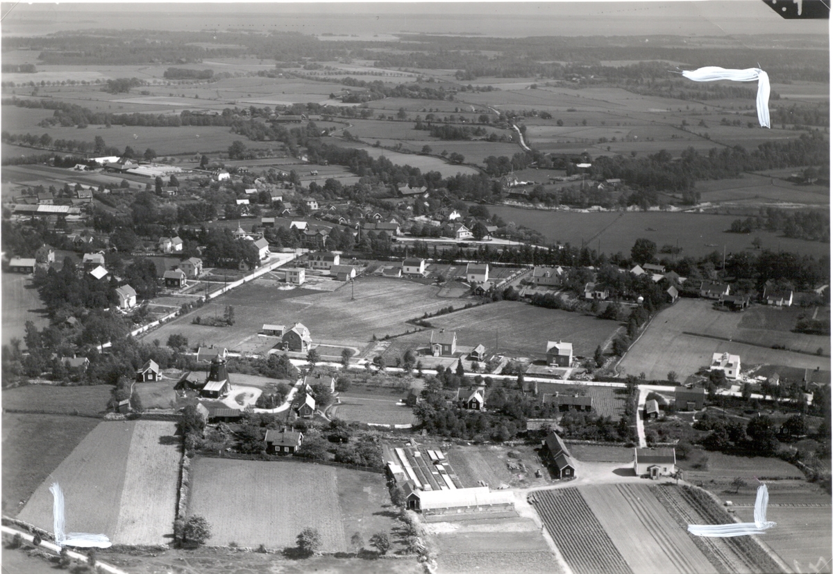 Flygfoto över Läckeby. Helbild och beskuren som vykort.