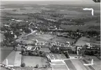 Flygfoto över Läckeby. Helbild och beskuren som vykort.