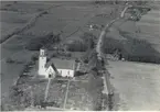 Flygfoto över Gärdslösa kyrka 1935. Den dominerande stilepoken på  interiör är medeltida. Uppförande av hela kyrkan år 1100-1845.