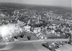 Flygfoto över Vimmerby. Den ena bilden visar det obeskurna fotot, det andra beskärningen till vykort.