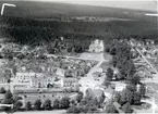 Flygfoto över Hultsfred. Den ena bilden visar det obeskurna fotot, det andra beskärningen till vykort.