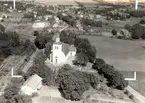 Flygfoto över Läckeby kyrka. Den ena bilden visar det obeskurna fotot, det andra beskärningen till vykort.