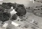 Flygfoto över Läckeby gård. Den ena bilden visar det obeskurna fotot, det andra beskärningen till vykort.