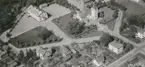 Flygfoto över kyrka och bostadshus i Emmaboda.
