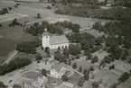 Flygfoto över Loftahammar kyrka.