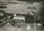 Flygfoto över Lofta kyrka.