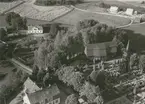 Flygbild över Frödinge kyrka.
