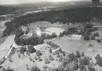 Flygfoto över Lönneberga kyrka.