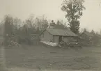 Gammal fiskarstuga vid Käppevik, norr om Svartö vid stranden. Efter ljusbild.