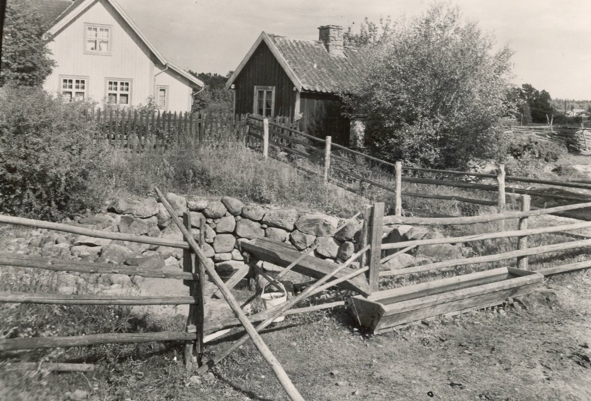 Brandbrunn/branddamm. Grävd 1930. Använd som vattenställe i hage.