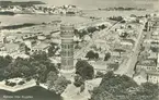 Flygfoto över Kalmar. Staden med hus, domkyrka och vattentorn.