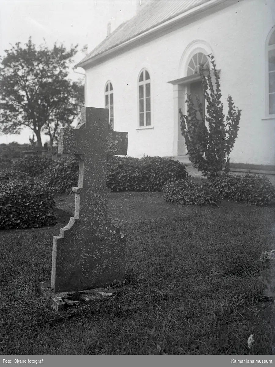 En gravsten vid Högsrum kyrka.