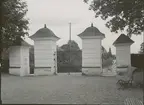 Grindar och grindstolpar till Mörlunda kyrka.