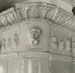 Detalj av kakelugn i gamla prästgården med relief föreställande kung Carl XV.