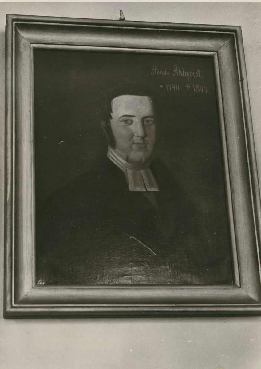 Porträtt av Abraham Ahlquist (1794-1844)

Ahlqvist gick i skola i Kalmar 1804; student i Uppsala höstterminen 1813; fil mag 1818-06-16; prästvigd samma år 20/12 i Kalmar; collega scholæ i Kalmar 1820-09-15; konrektor 1826-03-28; pastoralexamen 1825-04-30; kyrkoherde i Runstens församling samma år 22/9, tillträdde 1827-05-01; prost över egen församling 1831-09-18; kontraktsprost i Ölands medelkontrakt samma år 14/12; riksdagsman 1828 och 1834; inspektor för pedagogien i Borgholm 1841; medlem av Götiska förbundet 1825; korresponderande ledamot av Kungliga Vitterhets Historie och Antikvitets Akademien 1829; samma akad:s ombud på Öland samma år; ledamot av Kungliga Lantbruksakademien 1831; av Kungliga Samfundet för utgivande av handskrifter rörande Skandinaviens historia 1833; av Det Kongelige Nordiske Oldskriftselskab i Köpenhamn 1834 m fl lärda samfund. Hans Ölands historia och beskrifning 1822-27, har vunnit stort anseende och hans Anmärkningar öfver Ölands fysiska beskaffenhet och vegetation 1821, lämna, liksom hans Flora Runsteniensis 1815-17, viktiga bidrag till kännedomen om det blomsterrika Ölands naturförhållanden. Han gav också bidrag till Nils Isak Löfgrens utgåva av ett herdaminne för Kalmar stift, Clerus Calmariensis. Under sin tid i riksdagen använde han tiden mest till arkivforskningar, varav frukten blev hans Bidrag till svenska kyrkans och riksdagarnes historia ur Presteståndets archiv fr. 1523-1649, ett arbete vari han biträddes av prostarna Sven Peter Bexell och Anders Lignell, men som aldrig hann avslutas före hans död. Ahlqvist är en typisk representant för den s.k. linnéanska prästtraditionen. Död 1844-07-09 klockan 18 vid Vickleby Hälsokälla i Stora Frö i Vickleby socken, av leverinflammation och nervfeber. Begravd 1844-07-19 vid Runstens kyrkas södra sakristivägg tillsammans med sin hustru och dottern Catharina Helena. Gift 1826-09-01 i Kalmar stadsförsamling med jungfrun Sara Gustafva Bruun, född 1801-05-04 i Kalmar stadsförsamling, död där 1866-01-21 av bröstkramp, 64 år, 8 mån, 17 dagar gammal, dotter till handlanden i Kalmar Peter Bruun och Sara Maria Brandtberg.

Barn:

Barn:
Pehr Ahlqvist, född 1827, tullkontrollör, död 1878.
Sara Maria Ahlqvist, född 1831-01-13 i Runstens sn, död ogift och barnlös 1879-09-20 i Resmo sn.
Hilda Augusta Ahlqvist, född 1832-10-17 i Runstens sn, död 1896-03-04 i Vislanda sn. Gift 1854-08-22 i Runstens sn med kyrkoherden i Resmo församling Carl Ludvig Carlsson
Johanna Charlotta Ahlqvist, född 1836-03-08 i Runstens sn, död ogift och barnlös 1895-05-01 i Mörbylånga sn.
Alfred Gustaf Ahlqvist, född 1838; lektor vid H:a lärov, historisk författare; död 1881.
Catharina Helena Ahlqvist, född 1840-12-13 i Runstens sn, död där 1841-06-11.