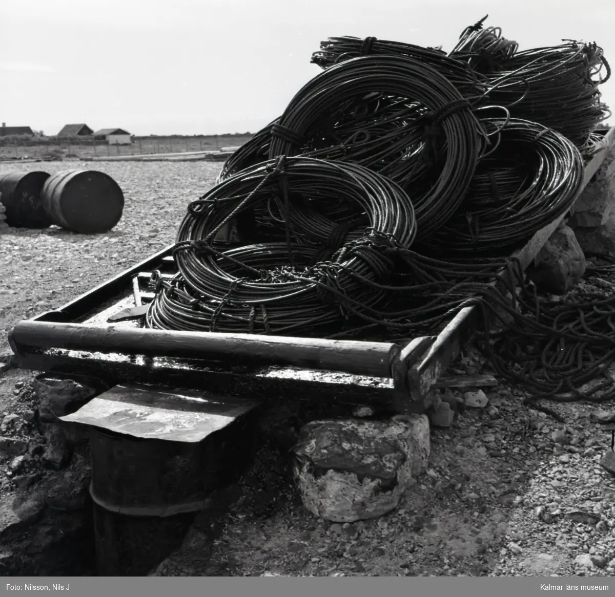 En tjärbark där fiskare färgade sina garn.

Wire på tjärbark vid tjärgryta.