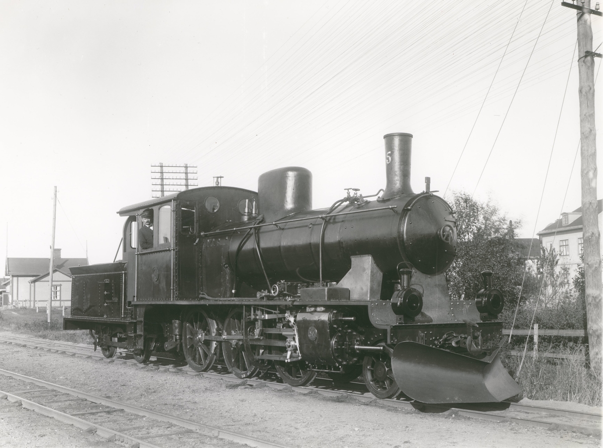 Mönsterås - Åseda Järnväg. Loket tillverkat av Kalmar verkstad AB år 1920.