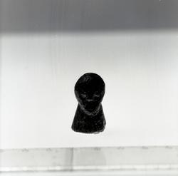 Bärnstensfigur, möjligen till spelet Hnefatafl.