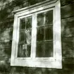 Fönster på gård i Stacketorp, Alböke.