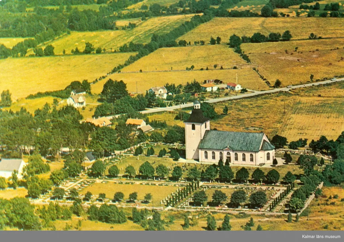 Vykort med Högby kyrka från luften.