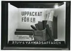 Stuv-& vävnadsaffärens skyltfönster.
Foto 1943-10-02