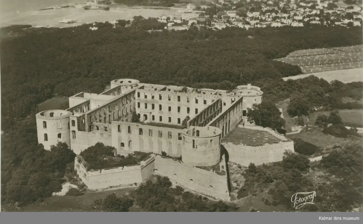 Borgholms slottsruin, fotograferat från flygplan.