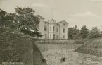 Villa Skansen. Den som lät bygga villan 1883 var handlaren och v. konsuln John Oskar Roosval. Arkitekten John Wilhelm Löfmark har ritat villan.