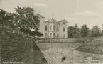 Villa Skansen. Den som lät bygga villan 1883 var handlaren och v. konsuln John Oskar Roosval. Arkitekten John Wilhelm Löfmark har ritat villan.