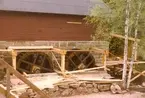 Vattenhjul på Stensfors kvarn under restaureringen 1976-1977.