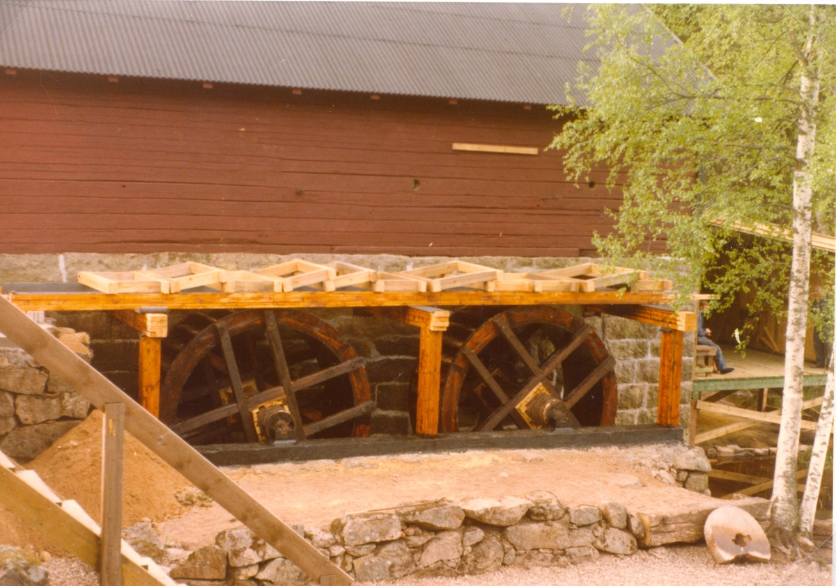 Vattenhjul på Stensfors kvarn under restaureringen 1976-1977.