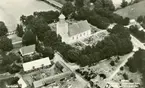 Flygfoto över Torslunda kyrka.