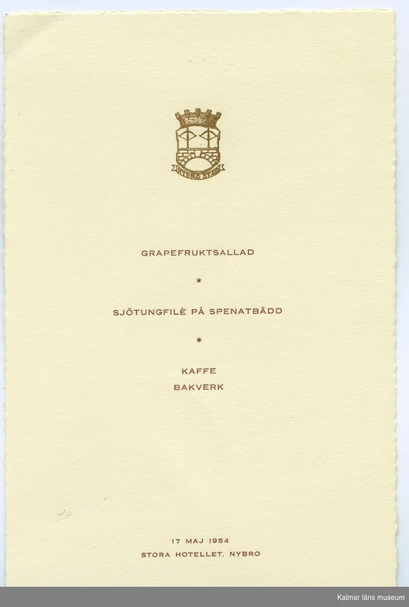 Meny vid kungalunchen i samband med Riksgatan 1954. Grapefruktsallad, sjötungafilé på spenatbädd, kaffe, bakverk, 17 maj 1954. Stora hotellet, Nybro.