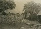 Blekhems herrgård, vedbacken, med för trakten typiska vedstackar.