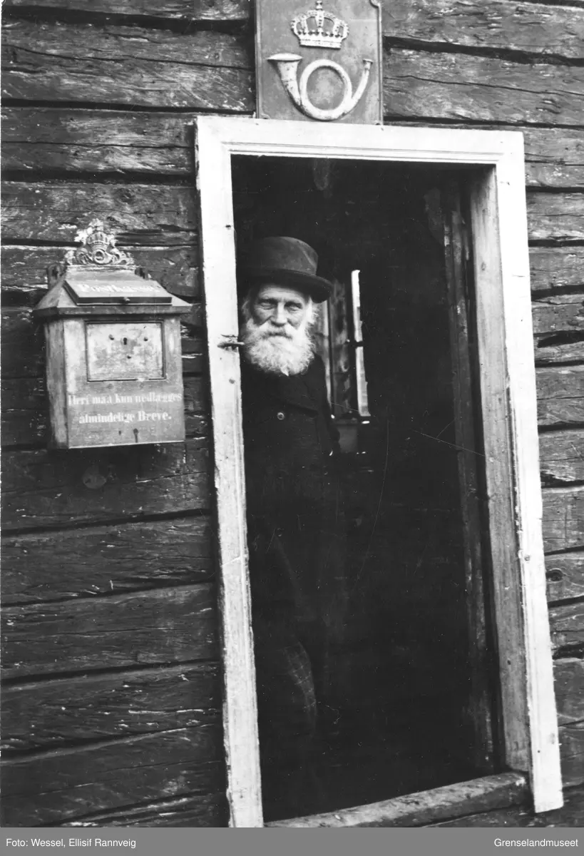 Handelsmann Hans Petter Figenschou i krambudøra, august 1896