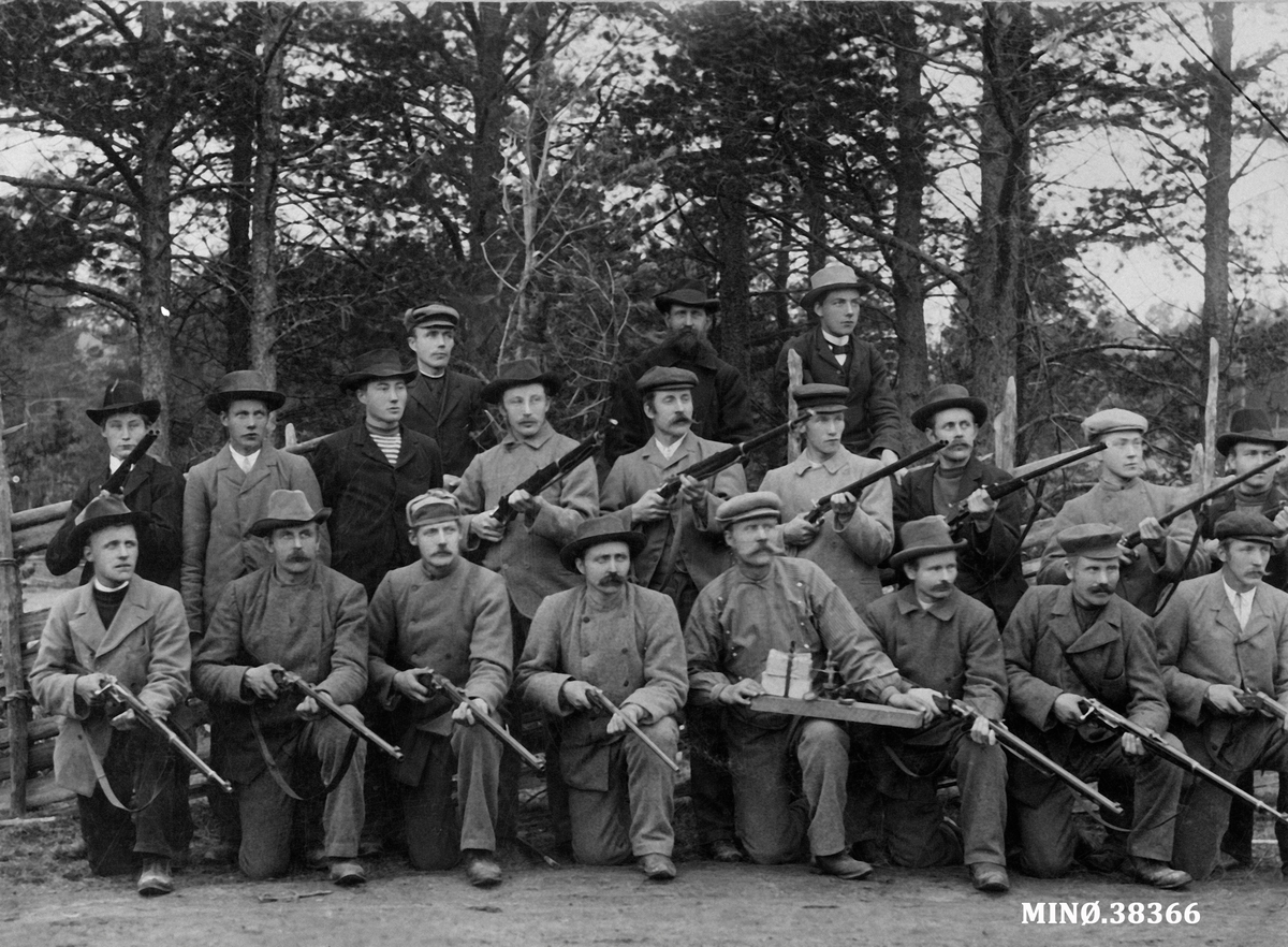 Gruppebilde, skytterlagsmedlemmer med gevær. Tronfjell Skytterlag 1915. 