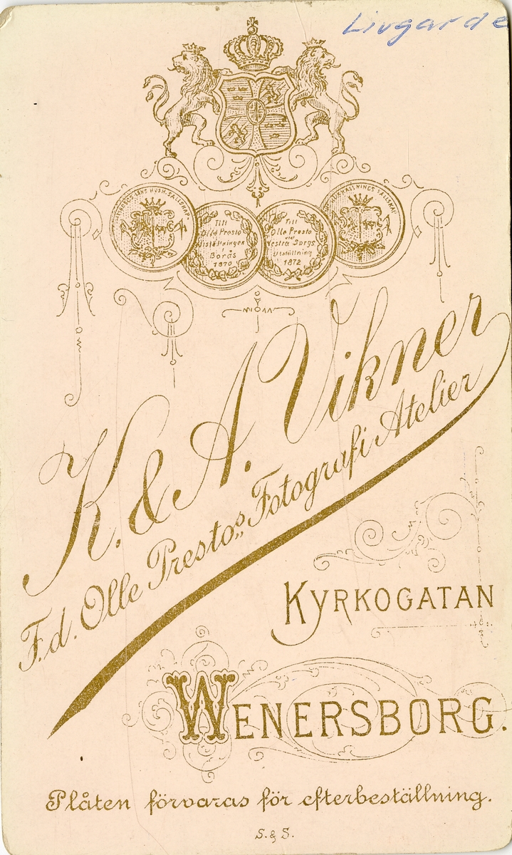 Firman innehades av bröderna  Karl (1855-1926) och Alfred Vikner (1859-1899).
F.d. Olle Prestos fotografiska atelier.