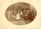 Familjebild i Kreugerska gården, hörnet Ölandsgatan och Östra Sjögatan. Bilden tagen antagligen 1873.