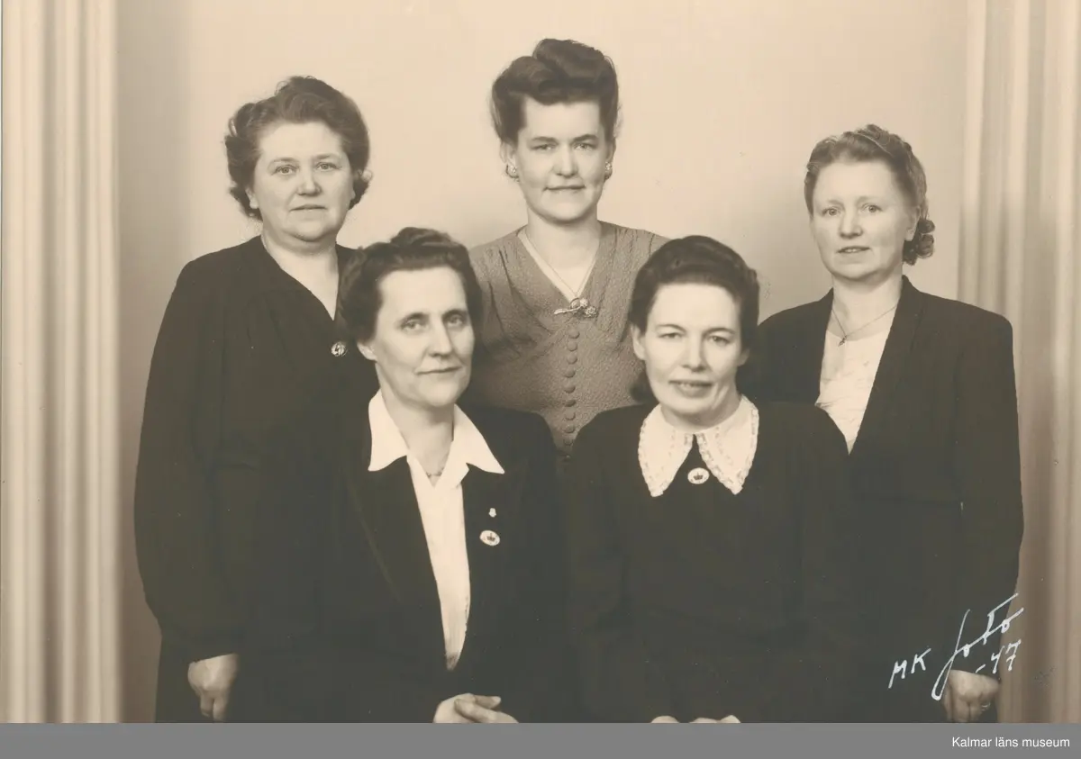 Kvinnogillets styrelse i Nybro, 1947.
Carla Solfors (främst, till vänster), ordförande i kvinnogillet.