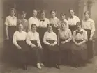 Text på fotots baksida: Frida Hellstedt med klass 8? Läsåret 1915-1916? Från flickskolan vid Linnégatan.