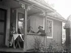 En familj på verandan.