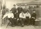 Foto av besättning 1890. Originalfoto i Kalmar Sjöfartsförening. Från höger: 1. Kapten Valdemar Hultqvist, Söderåkra. 2. Styrman Viktor Olsson, Djursvik. 3. Konstaplen, (skåning, obekant). Främre raden: kocken John Pettersson (sedermera sjökapten).