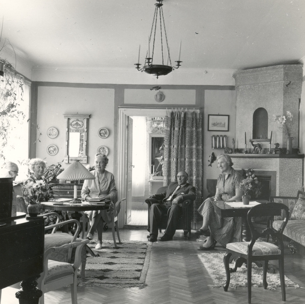 Långlöts norrgård, Gustaf Cedergrens. Interiör av salen med herr och fru Cedergren.