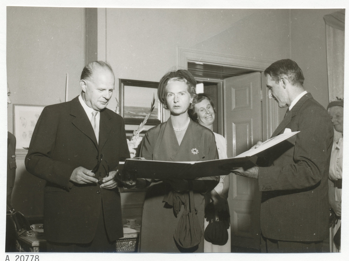 Landshövding Ruben Wagnsson och prinsessan Sibylla med en gästbok i residenset i Kalmar.