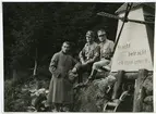 Hovfotograf Walter Olson, Kalmar, med två SA-män vid ett monument i närheten av Sommerbachskopf i Tyskland.