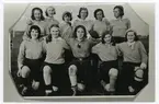 På Fredrikskans Idrottsplats spelade flickorna fotboll mot 100kg gubbar.
Knåstående fr v: Märtha Strömberg, Sonja Andersson, Birgit Gullbrandsson, Märtha Dunge, Linnea Karlsson.