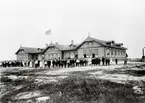 Ängöskolan. På trappan syns folkskollärare Georg Johansson iförd plommonstop.