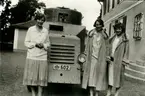 Berga, Svensknabben. Lilla Villan. Mertha Jeansson, Dagmar Bager, Maj de Novion vid pansarbil 1930-tal.