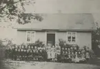 Småskolan i Källa med den första småskollärarinnan Klara Olsson från Karlslunda 1890-talets början.