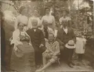 Vid Ideströms villa i Neglinge augusti 1911.
Främre raden från vänster: Anna Ideström född Fornander, Gustaf Leonard Ideström, Sofi Fornander, syster till Anna Ideström, Framför henne: Harald Nordvik, son till Gerda Nordvik, Henrik Fornander, bror till Anna Ideström,
Karin Möllerberg, dotter till Hanna Möllerberg B

akre raden från vänster: Barbro Nordvik, gift Bergenström, dotter till Gerda Nordvik, Gerda Nordvik född Ideström, dotter till Anna och Gustaf Ideström, Janna Fornander född Arnesen, gift med Henrik Fornander,
Hanna Möllerberg född Ideström, dotter till Anna och Gustaf Ideström.