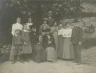 Neglinge den 24 juni 1907.

Från höger: Gustaf Leonard Ideström, Karin Lidman, Elin Lidman, Alma Lidman, Axel Ideström, Hanna Ideström gift Möllerberg, Gertrud Nordvik, Gerda Nordvik, Harald och Barbro Nordvik framför Gerda.
Sittande från höger: Anna Ideström född Fornander och Sofie Fornander.